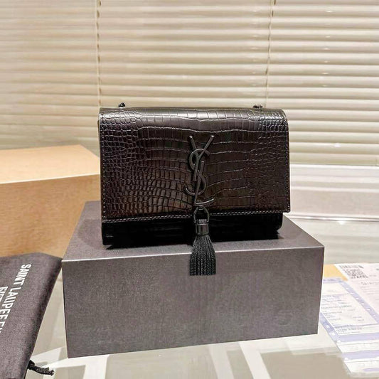 YSL 
GOOD QUALITY 
WITH BOX 
🎁🎁🎁

100 dhs✅

Zain39
♥️♥️♥️