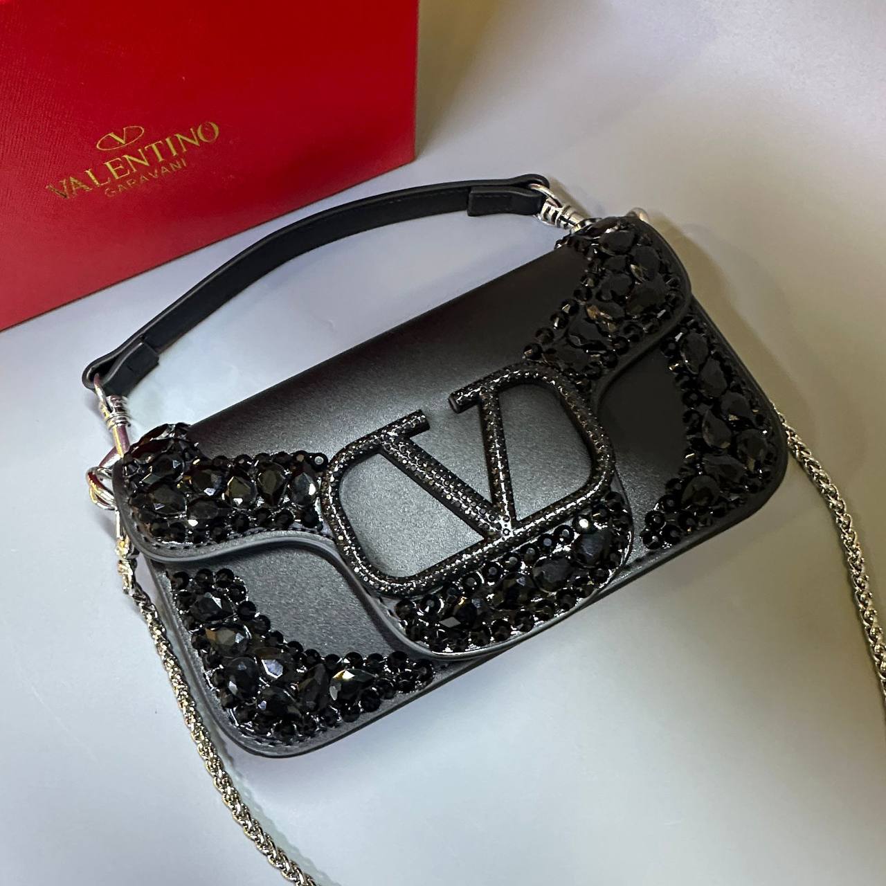 VALENTINO 

COPY ONE NEW CAME 
WITH BOX 
🎁🎁🎁

140 dhs🪙🌨️

Zain39
♥️♥️♥️