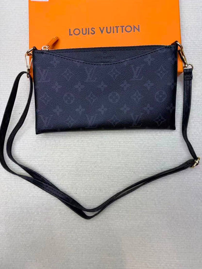 LV
Size  25×14cm
Withbox
70 dhs🇦🇪🇦🇪

Zain04
♥️♥️♥️