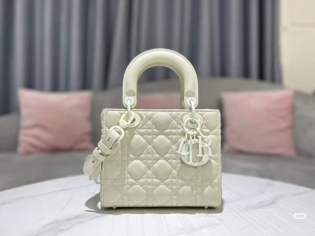 Dior Master
20cm 
280 dhs🪙🌨️

Zain10
♥️♥️♥️