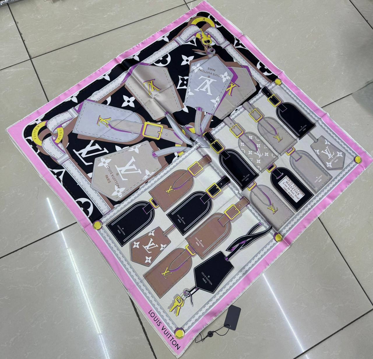 Silk square scarf 
40 dhs🪙💚

Zain93
♥️♥️♥️