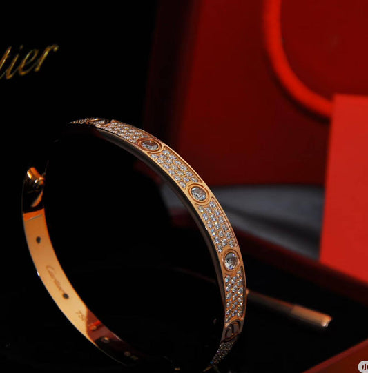 Cartier 💥*
Bangle 🍁
Master quality 💯
Size available 16,17,18,19
With normal boxes 📦 
80 dhs🪙🌨️
With master box 🗃️ 
130 dhs🪙🌨️

Zain216
♥️♥️♥️