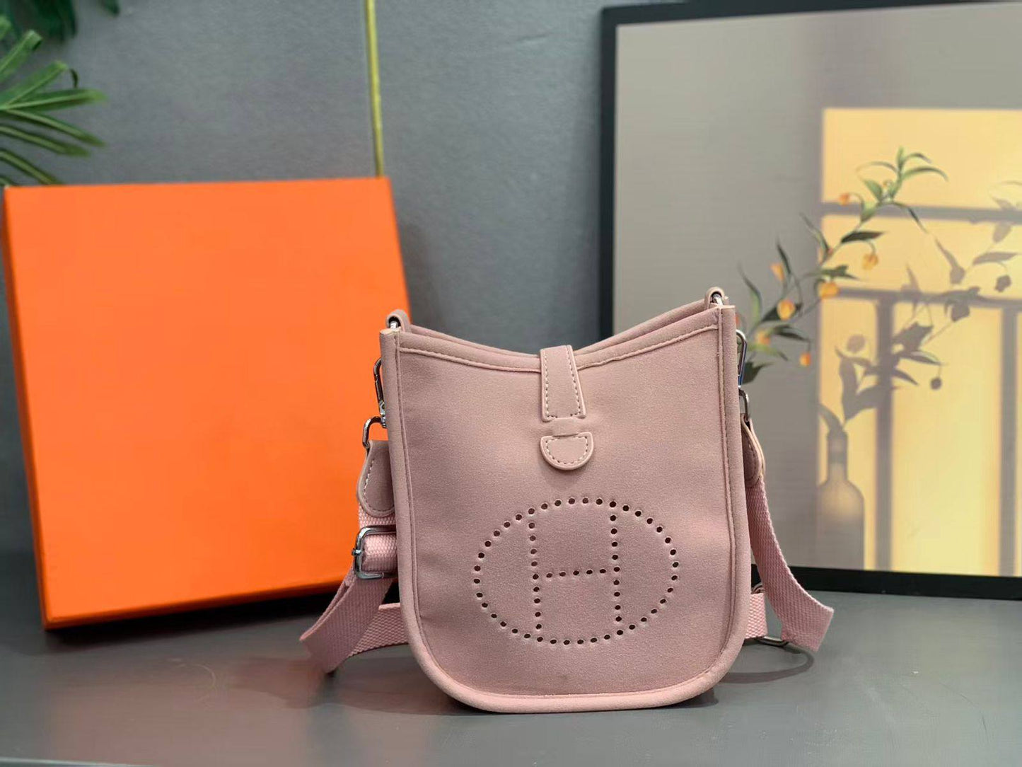 HERMES
SIZE  ………18CM 🥰
85 dhs🌺

with BOX😊
🎁🎁🎁

Zain244
♥️♥️♥️