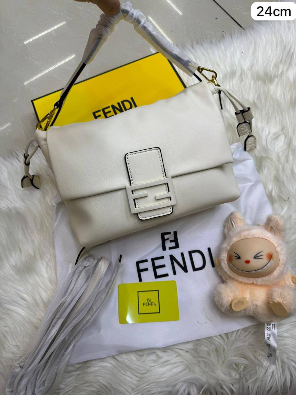 ❤️ Fendi Mamma Baguette
1️⃣ First quality +🎁
Size : 24 * 17 * 9 cm
80 dhs🌺
with box 🎁

Zain115
♥️♥️♥️