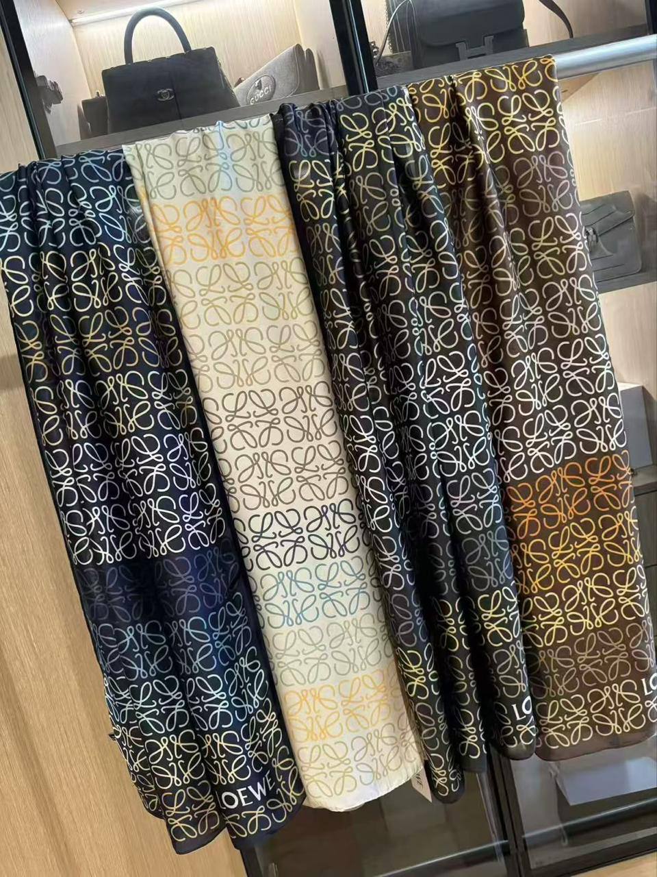 Silk scarf 
40 dhs🇦🇪🇦🇪

Zain93
♥️♥️♥️