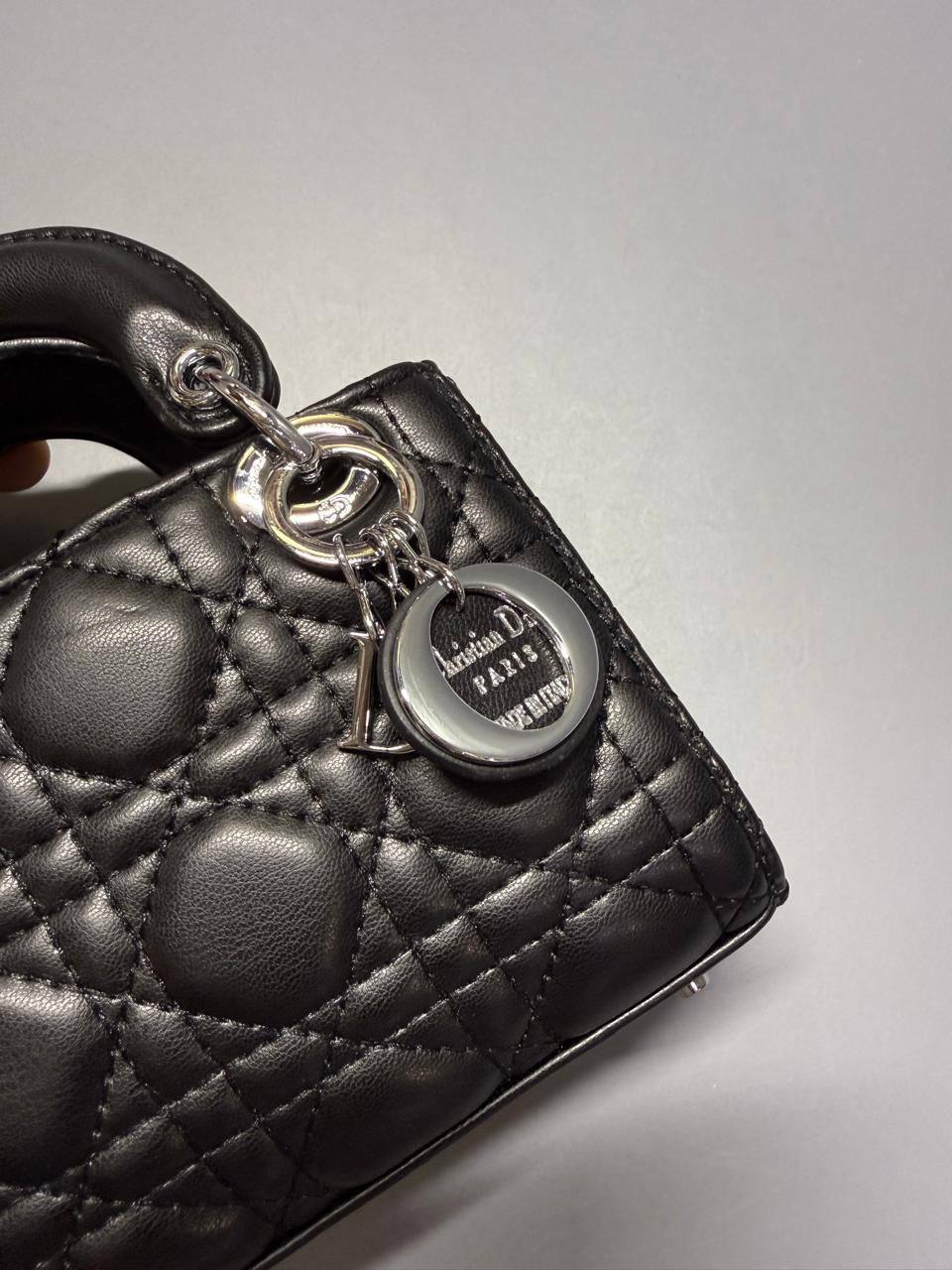 DIOR MINI SIZE 

 WITH BOX 
🎁🎁🎁

110 dhs✅
SIZE: 14 cm

Zain295
♥️♥️♥️