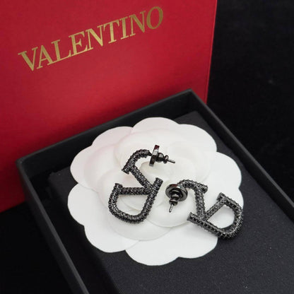 Valentino ✨💫
     _*Earrings*_
55 dhs🌺
         ⭐
         _With_
      BOX AND PAPER BAG 🛍️🎁

Zain89
♥️♥️♥️