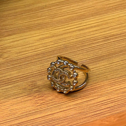 CHANEL ❤️‍🔥*
Ring 💍 
Free size 
Master quality 💯
With normal boxes 🗃️ 
45 dhs✅
With master box 📦 
55 dhs✅

Zain216
♥️♥️♥️