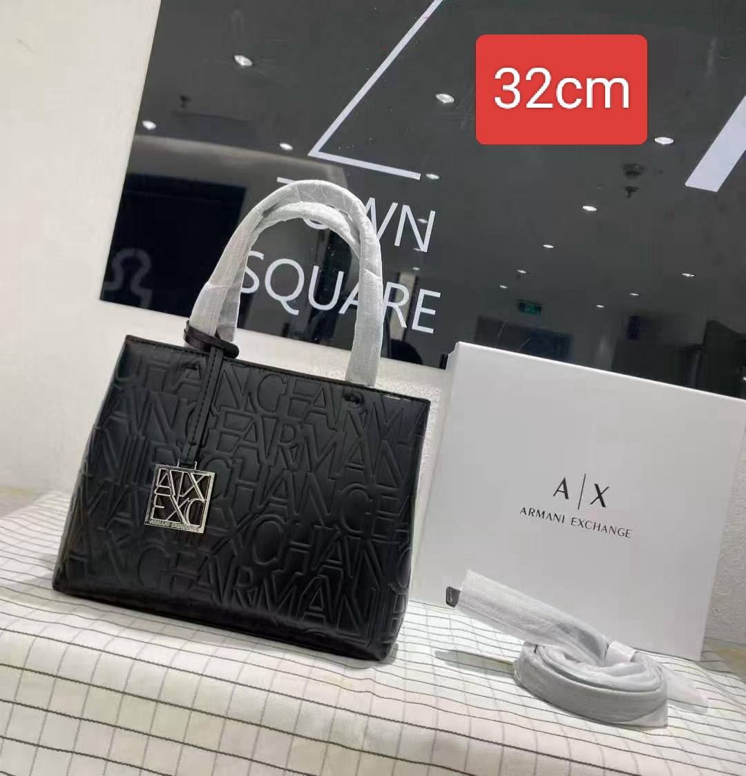 Loewe - Hermes
110 dhs✅
25cm hermes
32cm Armani

Zain26
♥️♥️♥️