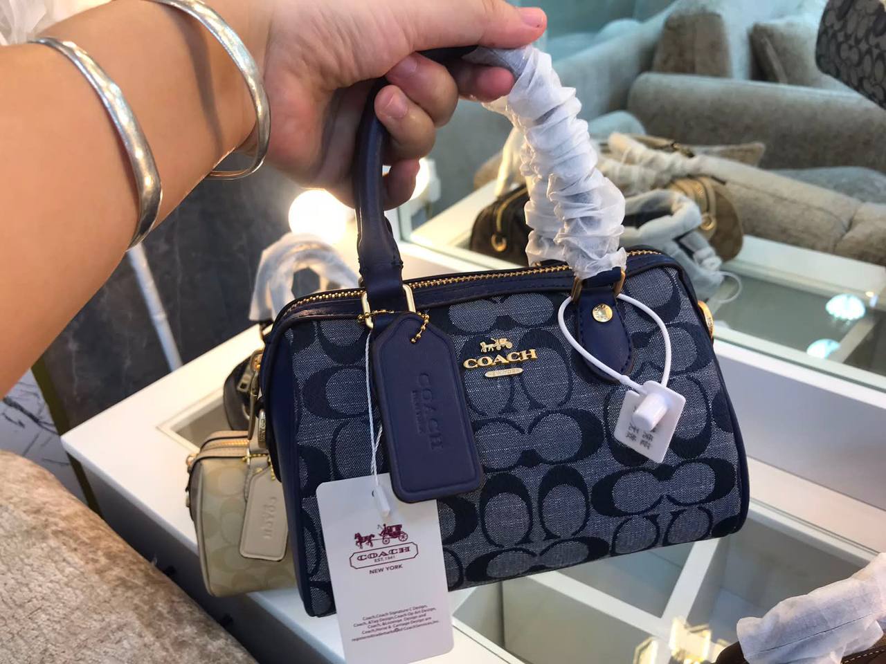 Coach
95 dhs✅
Size：17*12*10

Zain07
♥️♥️♥️