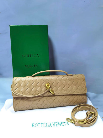 Bottega

High quality

With box 

105 dhs💓

Zain50
♥️♥️♥️