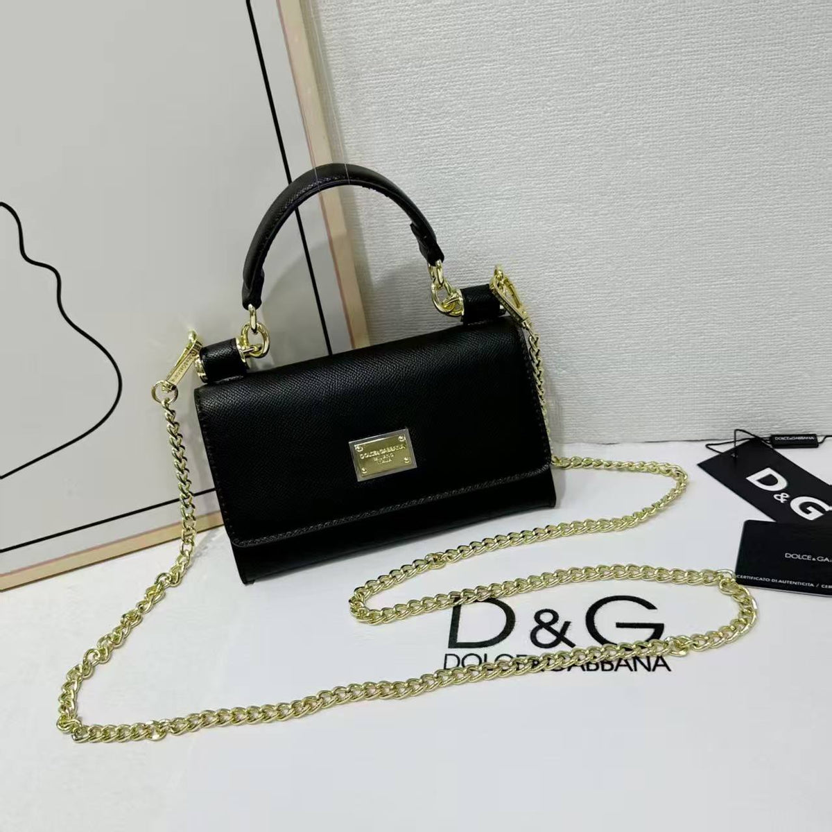 D&G

Best quality 
with box
100 dhs🇦🇪

size19CM

Zain290
♥️♥️♥️