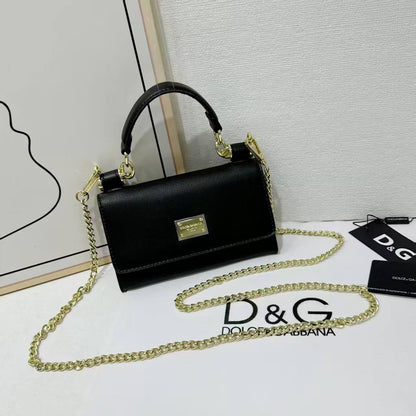 D&G

Best quality 
with box
100 dhs🇦🇪

size19CM

Zain290
♥️♥️♥️