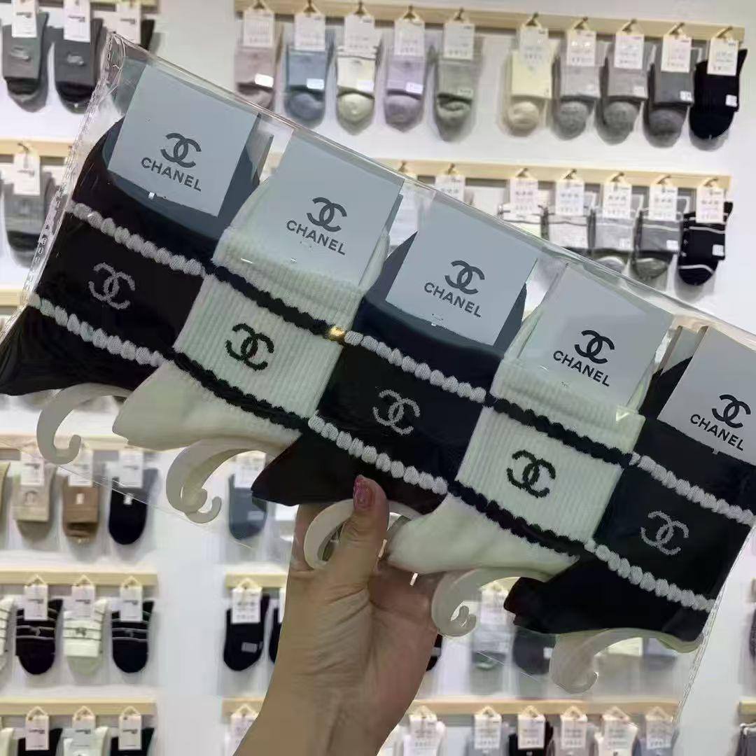 Socks 🧦 ❤️‍🔥*
5 piece 🤯
With boxes 🗃️ 
good quality 💯
45 dhs🪙💚

Zain216
♥️♥️♥️