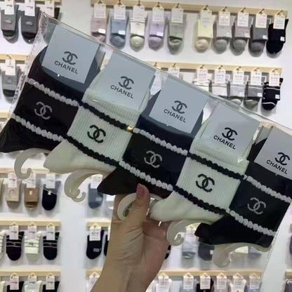 Socks 🧦 ❤️‍🔥*
5 piece 🤯
With boxes 🗃️ 
good quality 💯
45 dhs🪙💚

Zain216
♥️♥️♥️