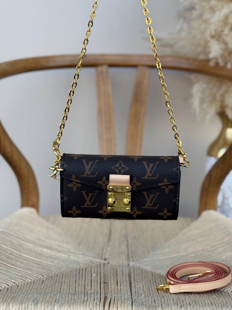 LV
16cm
260 dhs✅
Top quality 
With box🎁

Zain167
♥️♥️♥️