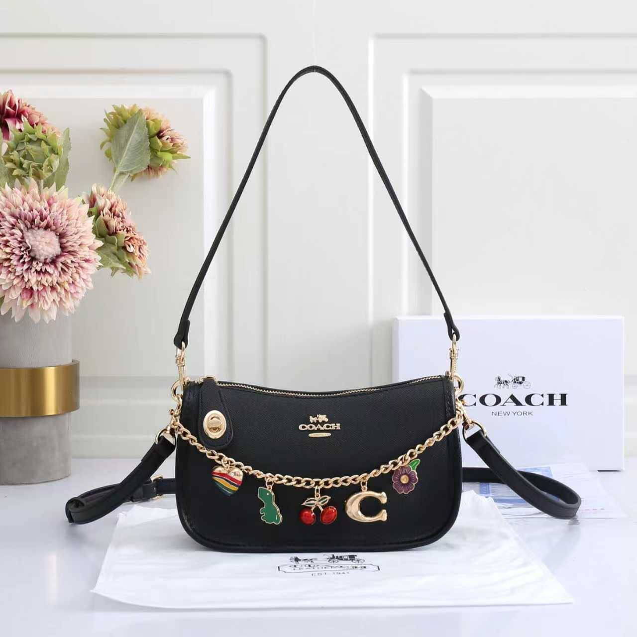 Coach 
Best quality 

with box’s 
🎁🎁🎁

85 dhs✅
size 23 cm

Zain290
♥️♥️♥️
