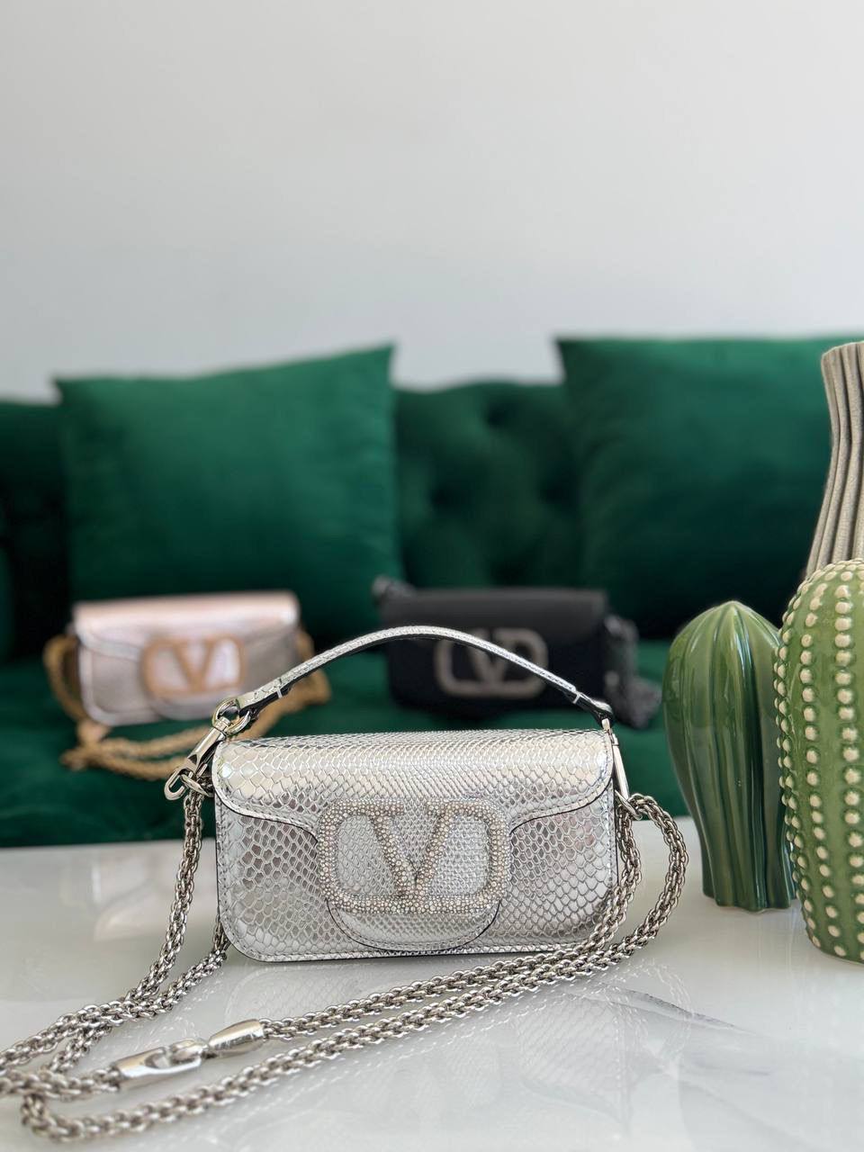VALENTINO ✨
Size:19Cm 💥
Available original box 📦 
With full packing 🎀🎀
Super high quality 💥💥
For Price 👇 WTSP Text Zain 0568585901
0507557372
0544061607

Zain283
♥️♥️♥️