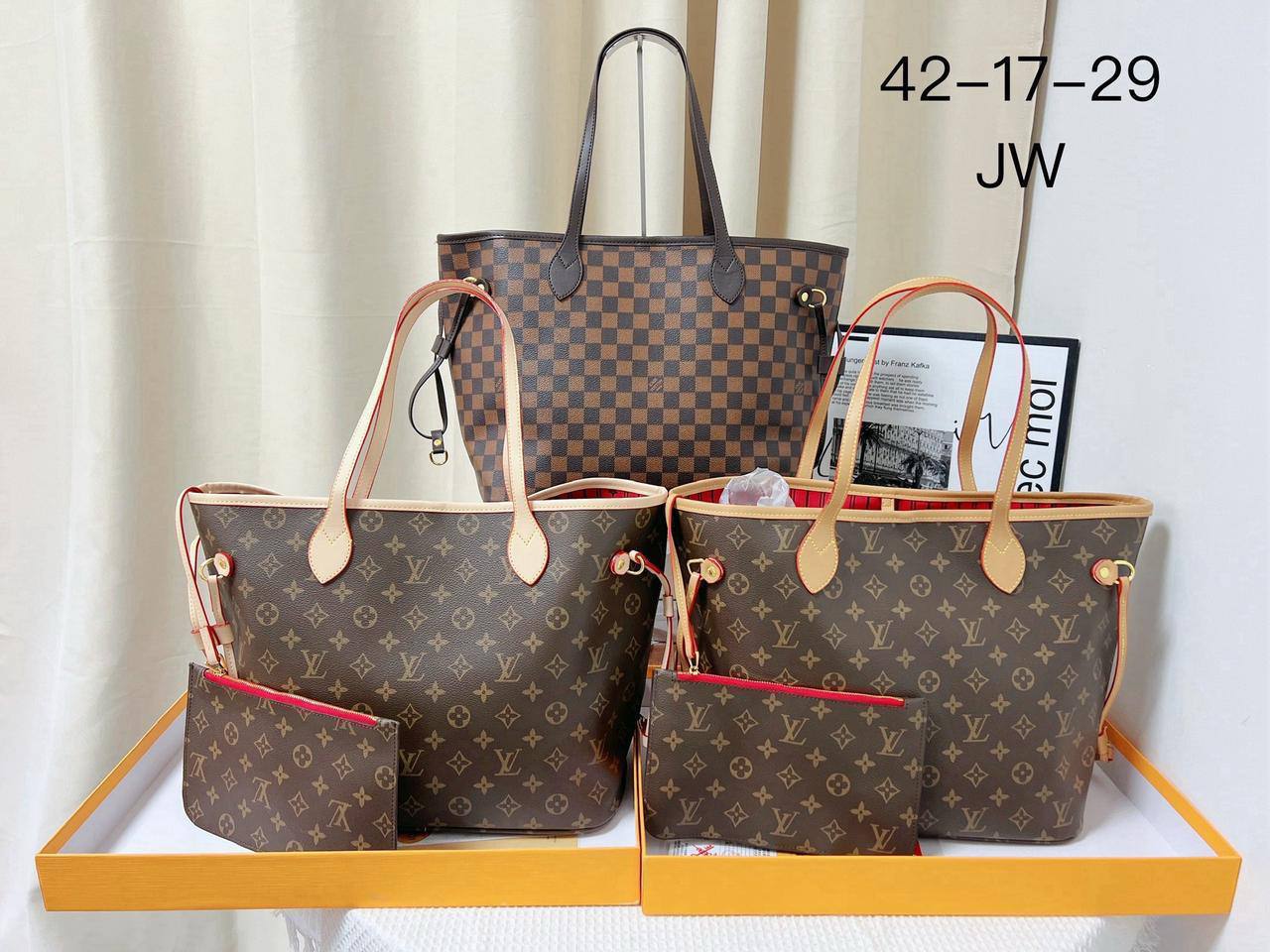 LV
42 cm 

with box 🎁🎁🎁

105 dhs👑

Zain17
♥️♥️♥️