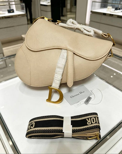 Dior
100 dhs✅
small size:19*5.5*15.5
Wear leather shoulder straps

110 dhs✅
Big size:25*6.5*19
Knitted shoulder straps
with box
Good quality, all hardware is thickened

Zain07
♥️♥️♥️