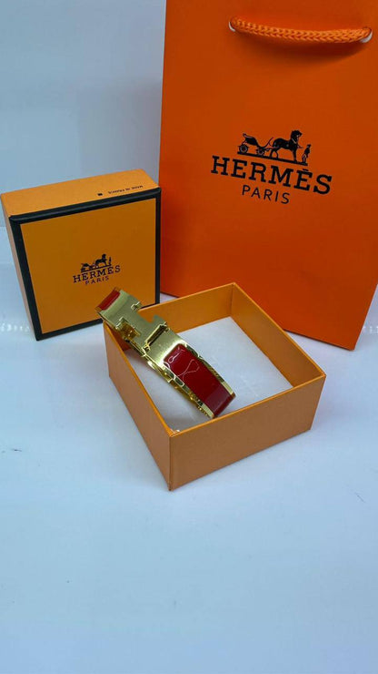 Hermes 🐦‍🔥*
Bangle 
Stainless Steel 💯
With black boxes 📦 
20 dhs🪙🌨️
With same box 🗃️ 
30 dhs🪙🌨️

Zain216
♥️♥️♥️