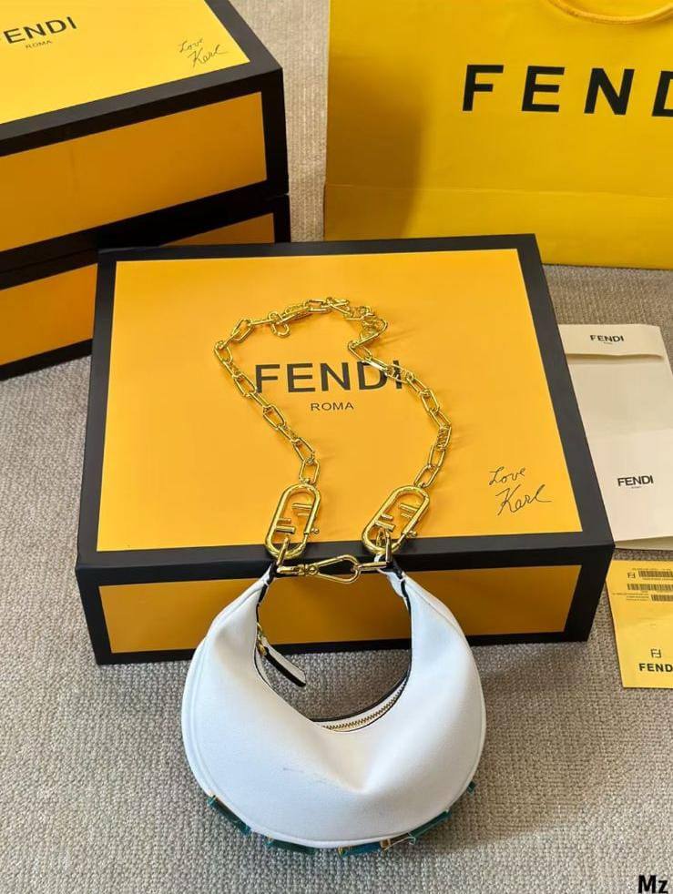 Fendi graphy mini
Master quality
18cm 

with box🎁🎁🎁

240 dhs🌺

Zain95
♥️♥️♥️