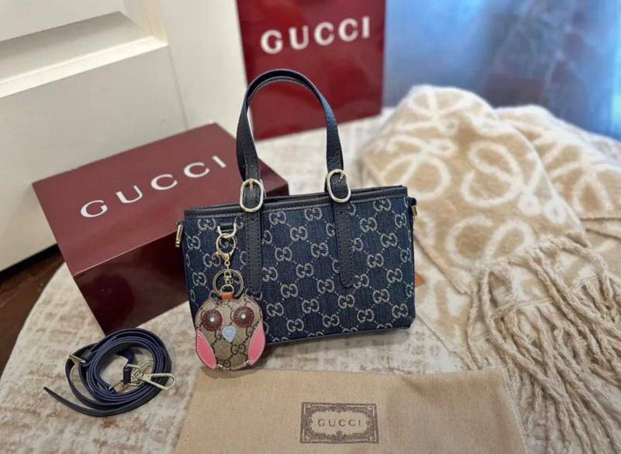 Gucci
100 dhs🇦🇪

SIZE：22cm

With the box
🎁🎁🎁

Zain35
♥️♥️♥️