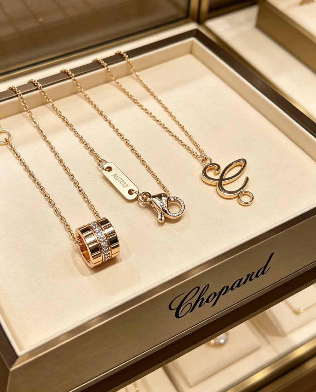 CHOPARD necklace 
45 dhs✅

Zain263
♥️♥️♥️