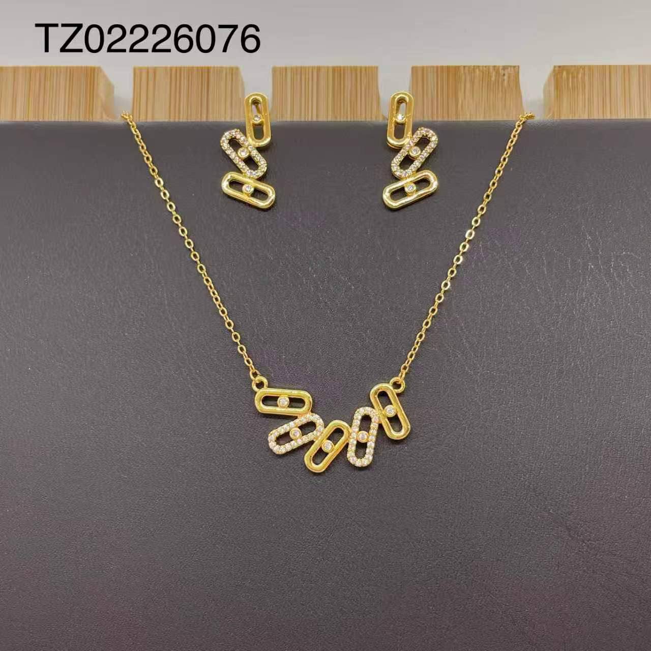 SET
Necklace 🔥
Earring 🐦‍🔥
good quality 💯
With brand boxes 🗃️ 
Paper bag 🛍️
40 dhs✅

Zain216
♥️♥️♥️