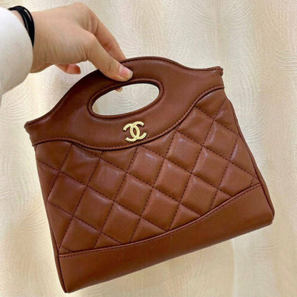 CHANEL 
GOOD QUALITY 

WITH BOX 
🎁🎁🎁

90 dhs✅

Zain39
♥️♥️♥️