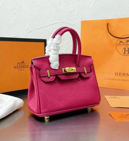 HERMES BIRKIN SMALL SIZE GOOD QUALITY WITH BOX 
110 dhs🇦🇪🇦🇪

Zain295
♥️♥️♥️