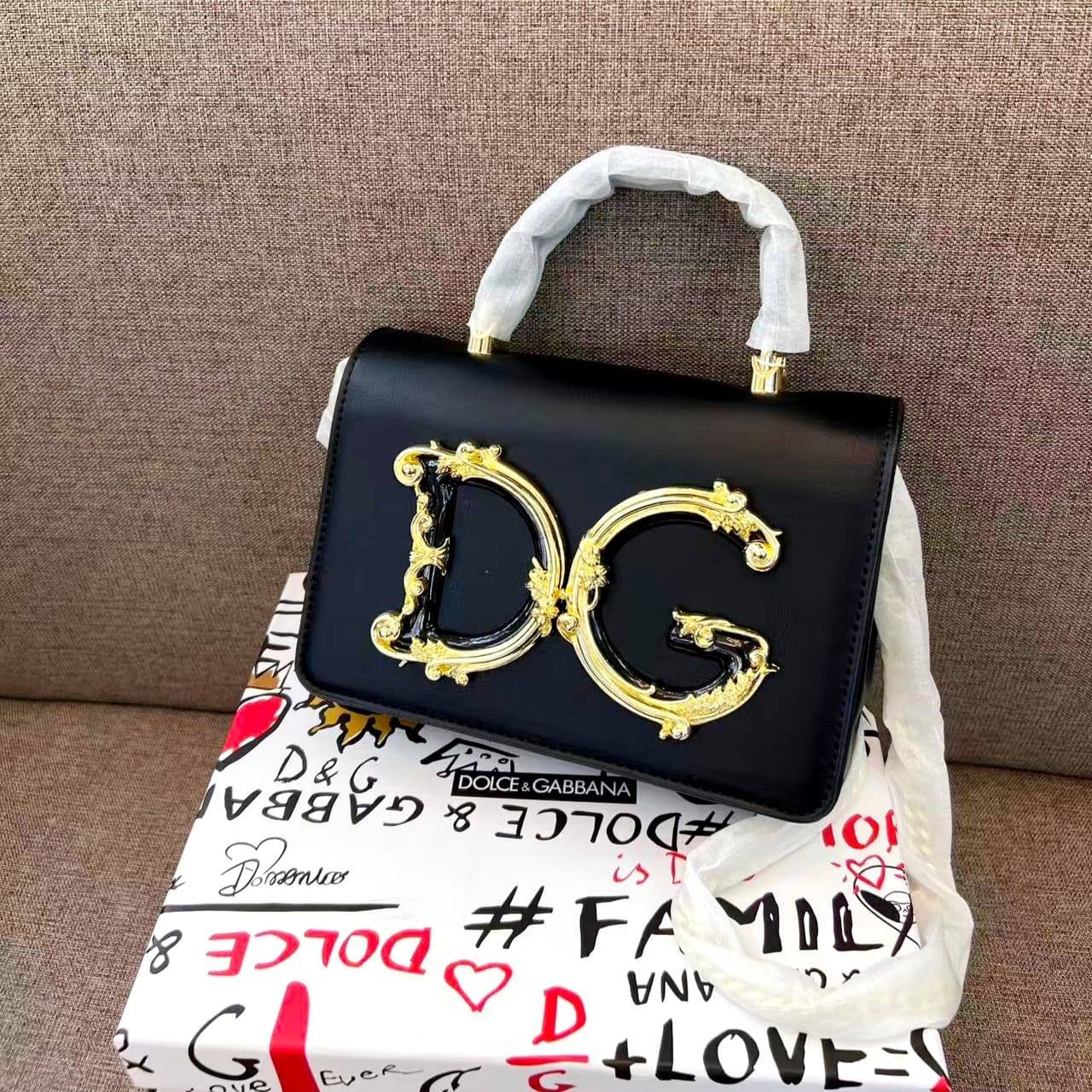 D&G

105 dhs🪙🌨️

with box
🎁🎁🎁

size 22cm

Zain26
♥️♥️♥️