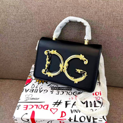 D&G

105 dhs🪙🌨️

with box
🎁🎁🎁

size 22cm

Zain26
♥️♥️♥️