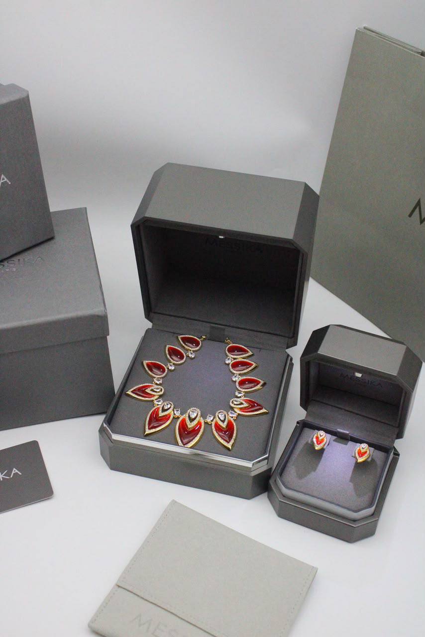 Messika set
280 dhs🇦🇪🇦🇪

Zain122
♥️♥️♥️