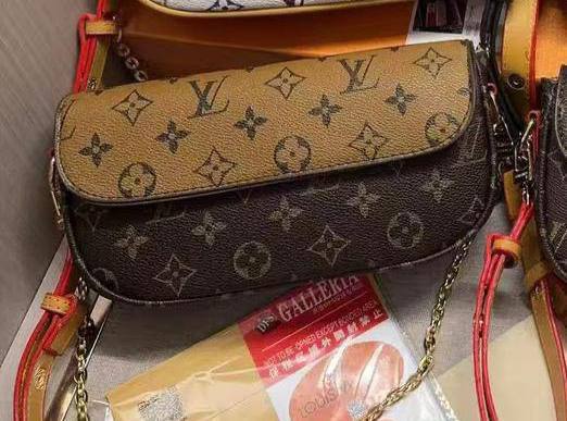 LV
27*15*7cm
With box
🎁🎁🎁

65 dhs🪙💕

Zain17
♥️♥️♥️