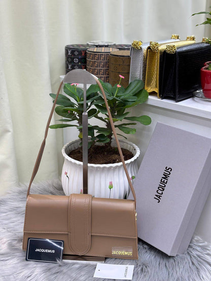 JACQUEMUS
SIZE  ………28CM 🥰
100 dhs❣️

with BOX🌷
🎁🎁🎁

Zain244
♥️♥️♥️