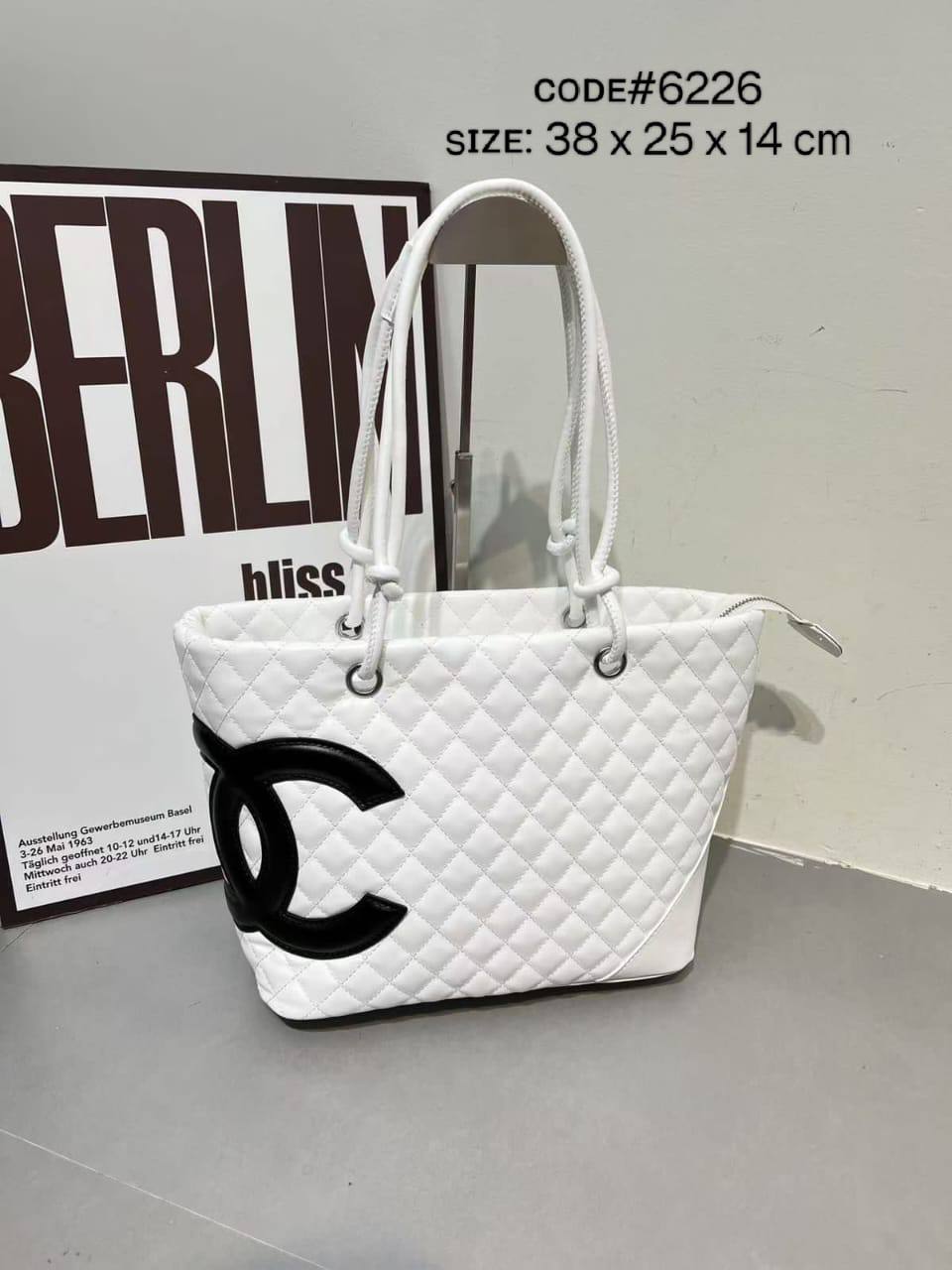 CHANEL ᴄᴀᴍʙᴏɴ ʟɪɢɴᴇ
ʟᴀʀɢᴇ ᴛᴏᴛᴇ ʙᴀɢ ᴢɪᴘᴘᴇʀ ᴛʏᴘᴇ
ǫᴜɪʟᴛᴇᴅ ʟᴇᴀᴛʜᴇʀ
ᴡɪᴛʜ ᴏғғsᴇᴛ CC ʟᴏɢᴏ
sɪʟᴠᴇʀ ʜᴀʀᴅᴡᴀʀᴇ
sɪᴢᴇ : 38 cm

75 dhs🪙🌨️

Zain31
♥️♥️♥️