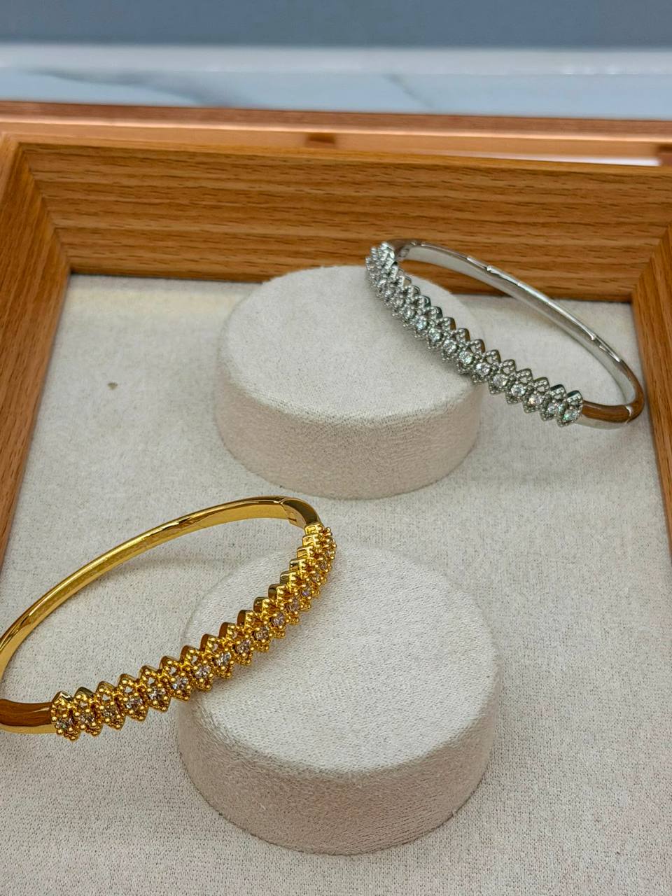 Bangle ❤️‍🔥*
good quality 💯
With black boxes 🗃️ 
20 dhs💓
With normal boxes 📦 
And paper bag🛍️
30 dhs💓

Zain216
♥️♥️♥️