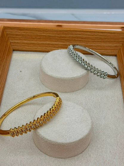 Bangle ❤️‍🔥*
good quality 💯
With black boxes 🗃️ 
20 dhs💓
With normal boxes 📦 
And paper bag🛍️
30 dhs💓

Zain216
♥️♥️♥️