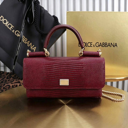 Dolce & GABBANA

100 DHS🇦🇪

 each 

with box
Zain26
♥️♥️♥️