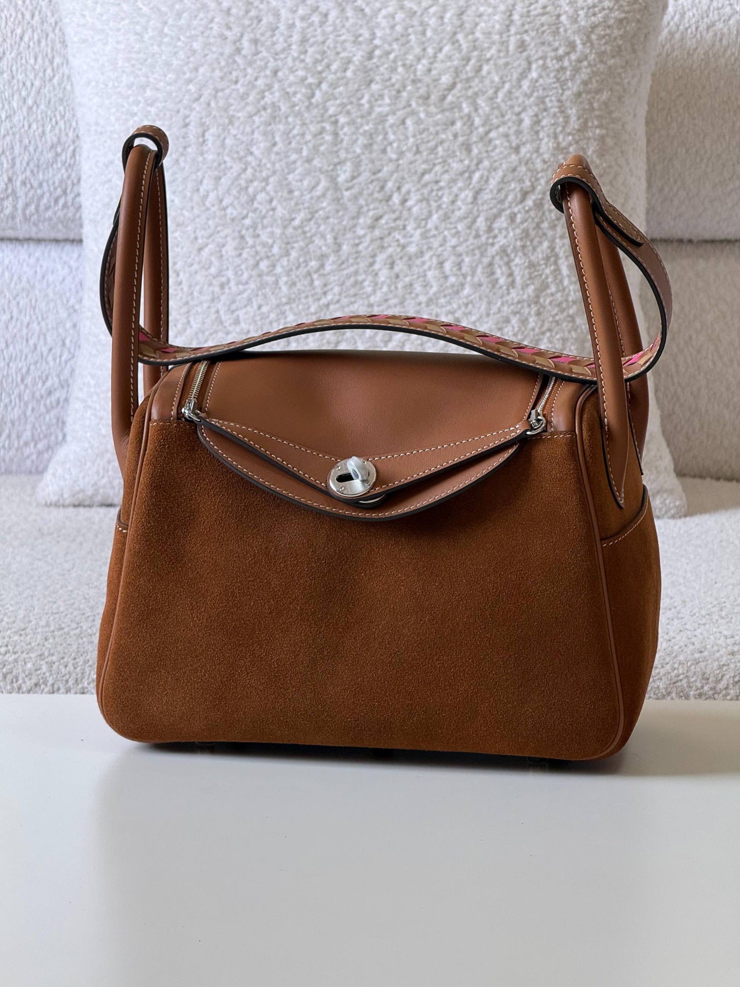 Hermes
lindy 26cm💥Master quality ✅with box📦
610 dhs❣️

Zain52
♥️♥️♥️