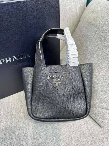 Prada 
85 dhs💓
 
Zain235
♥️♥️♥️