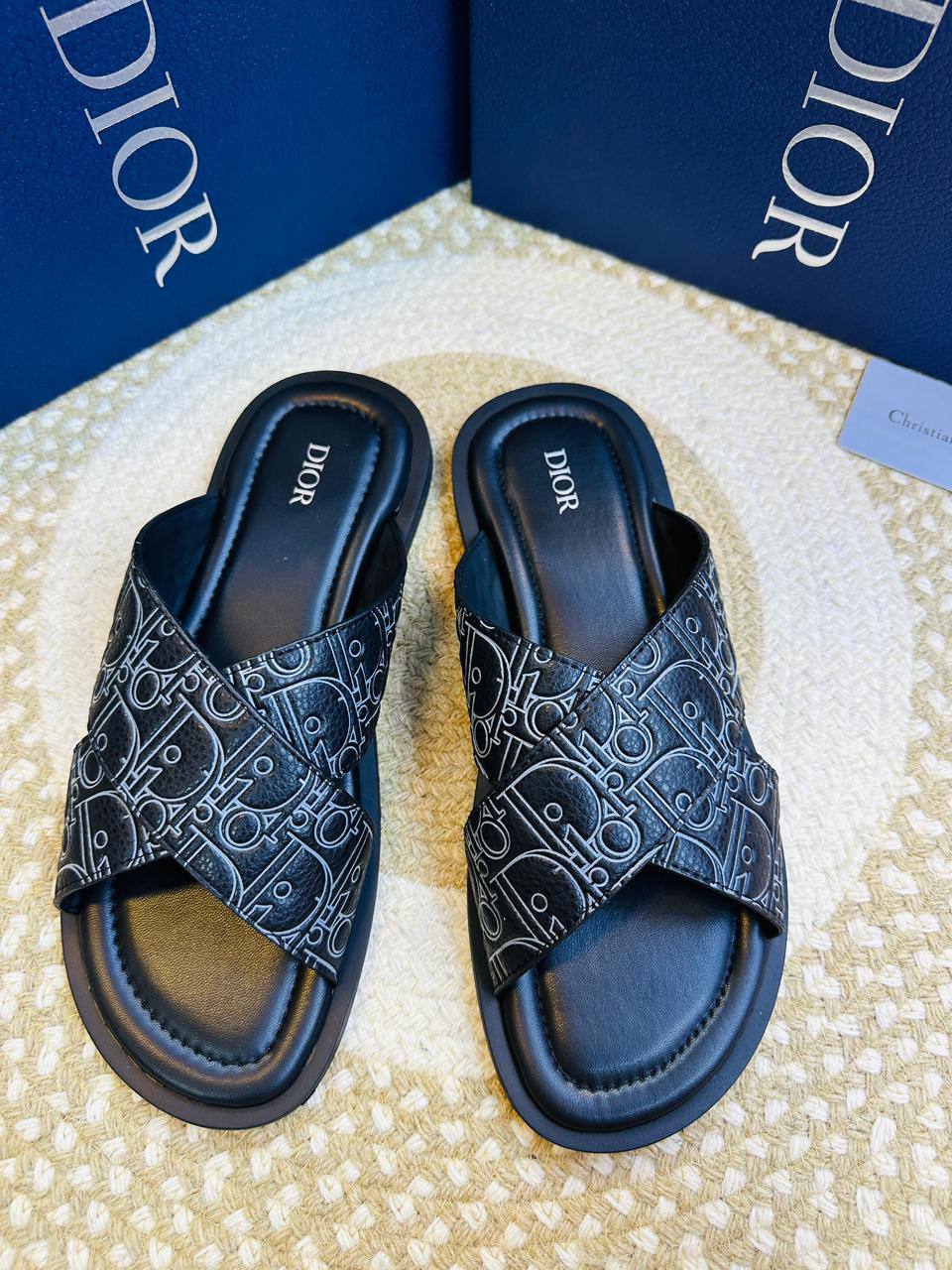 Slippers
High quality 
size 40-46 
200 dhs🪙🌨️

Zain132
♥️♥️♥️