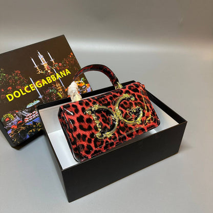 Dolce&Gabbana 

new came good quality

 with box 
🎁🎁🎁

90 dhs💓

Zain39
♥️♥️♥️