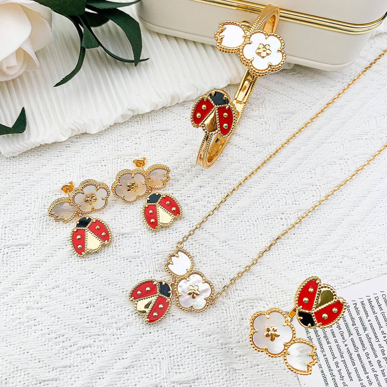 VCA  SET❤️‍🔥*
Necklace ✨
Earring 🦋
Bangle 🍁
Ring free size 💍
Master quality 💯
With normal boxes 📦 
230 dhs✅
With master box 🗃️ 
280 dhs✅

Zain216
♥️♥️♥️