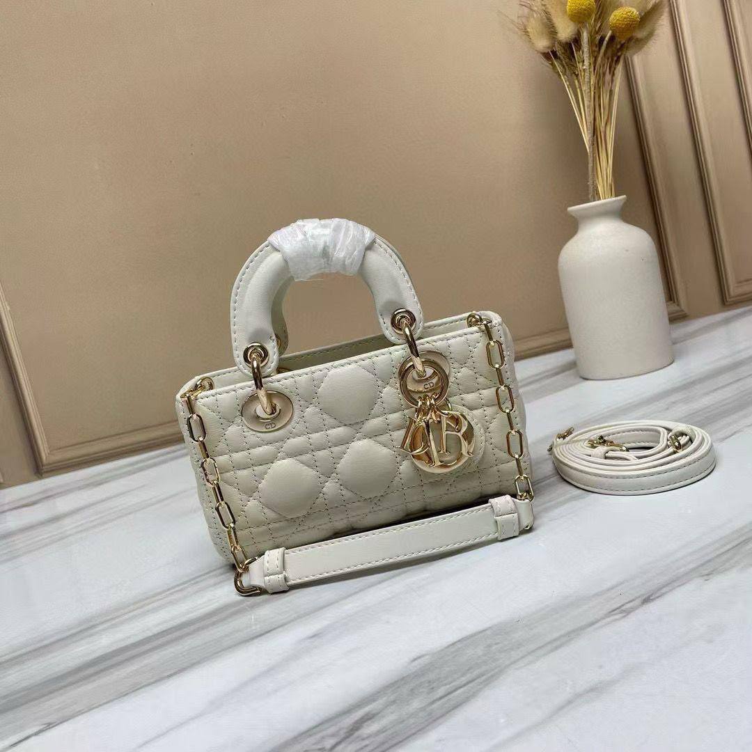 Dior
Master❣️❣️
280 dhs✅

Zain153
♥️♥️♥️