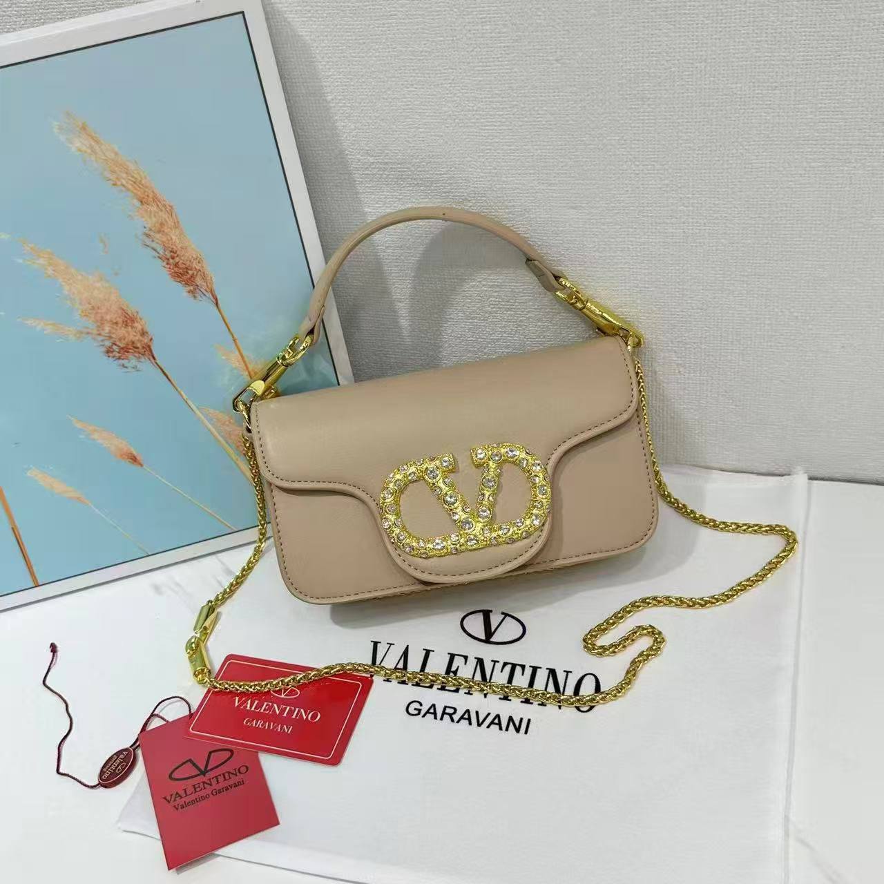 VALENTINO 

HIGH QUALITY

 WITH BOX 
🎁🎁🎁

130 dhs🇦🇪
Size:20cm

Zain39
♥️♥️♥️