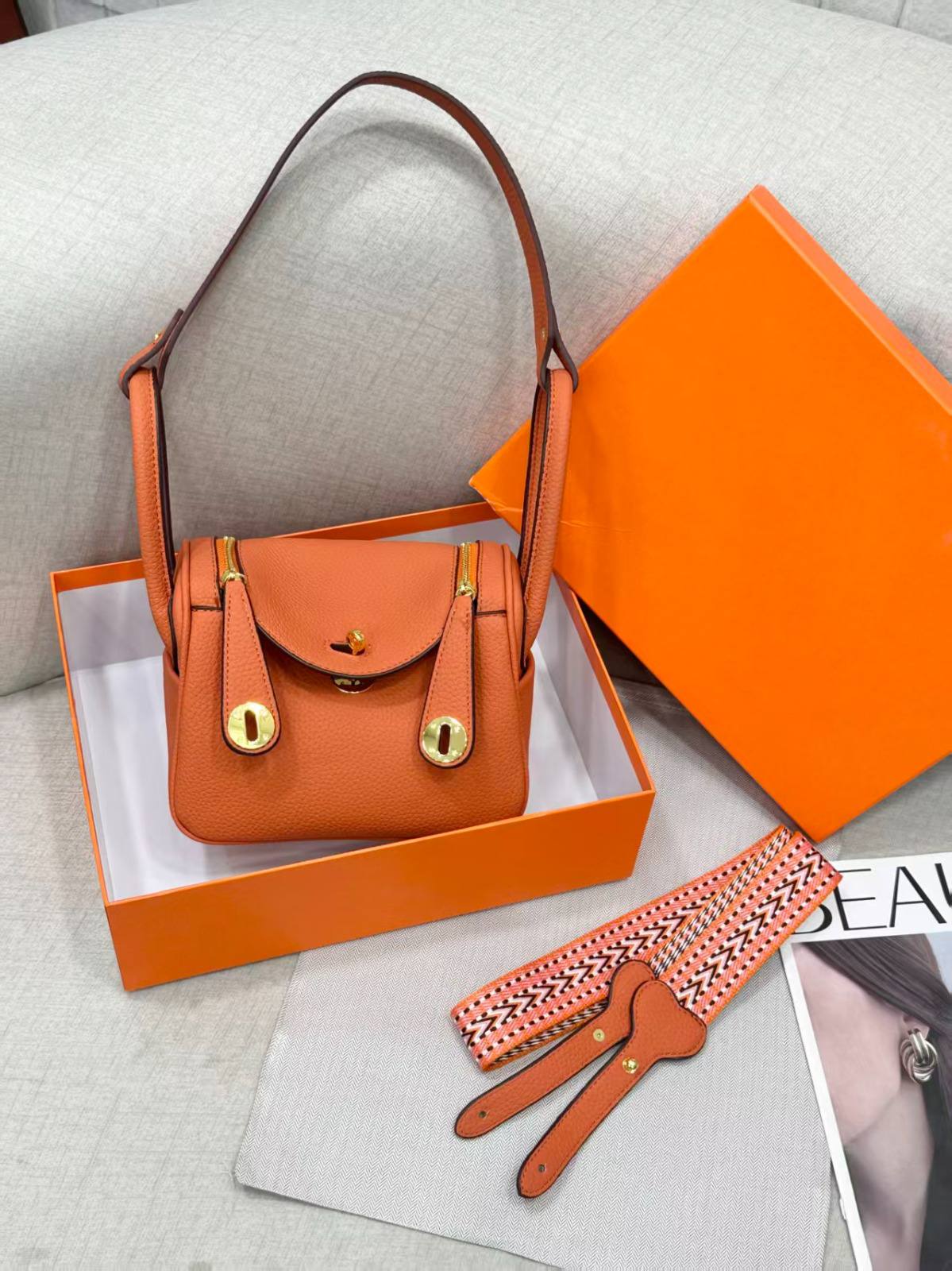 HERMES

Best quality 

with box
120 dhs🇦🇪🇦🇪

size 20CM

Zain290
♥️♥️♥️