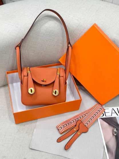 HERMES

Best quality 

with box
120 dhs🇦🇪🇦🇪

size 20CM

Zain290
♥️♥️♥️