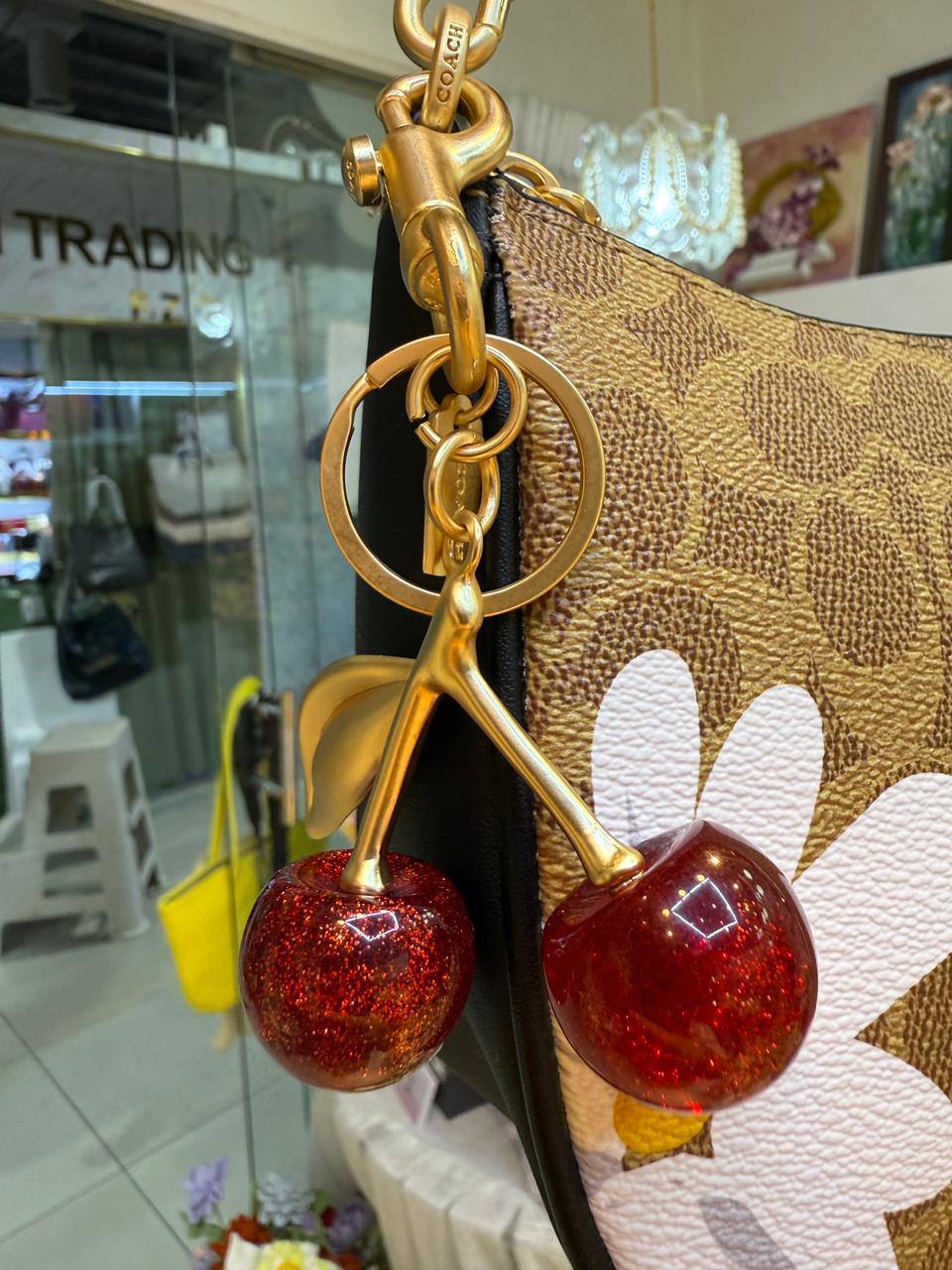 COACH 
cherry 🍓 
30 dhs❤️

Zain44
♥️♥️♥️